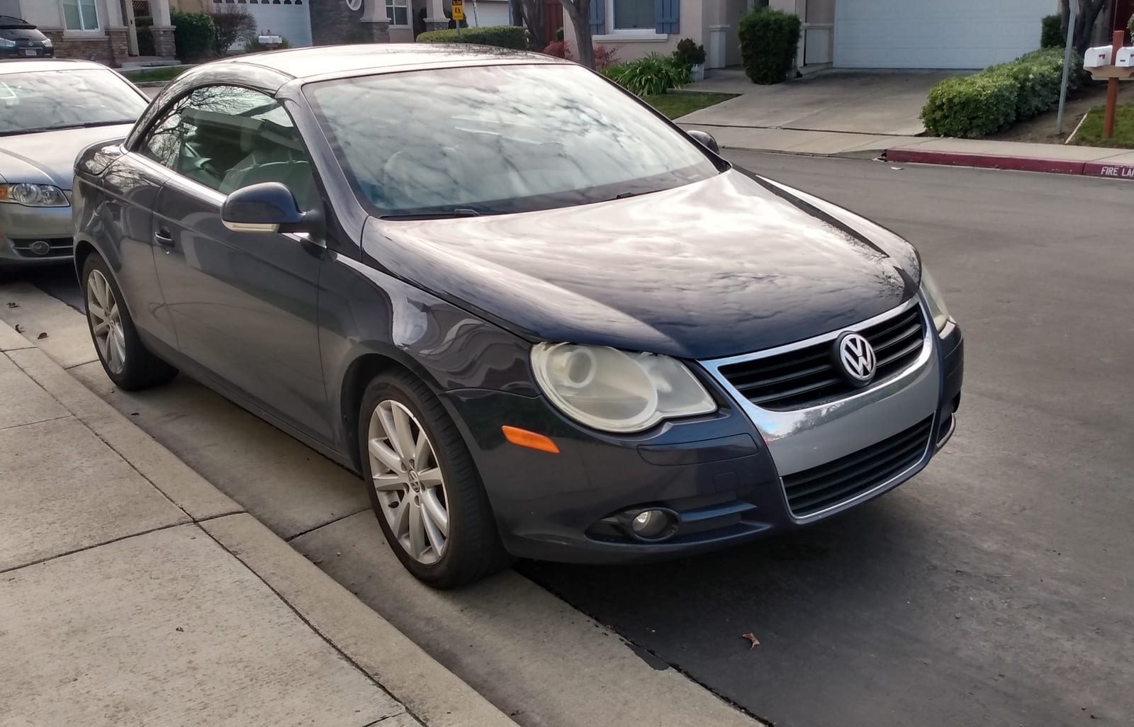 Volkswagen Eos 2.0T, first version, with the roof up